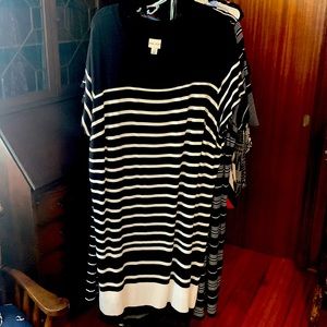 T-shirt dress Ava & viv 3X. Black and white. Very comfy